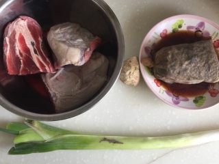 35、煲一锅好卤➕香卤牛肉,新鲜牛腱子600g，姜一块，大葱一根，昨天的香料包，这个香料包可以卤两次，大家如果是自己准备的香料，可以今天适量再添加一些八角桂皮茴香花椒等