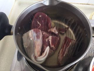 37、煲一锅好卤➕香卤牛肉,坐锅加水，加入牛腱子