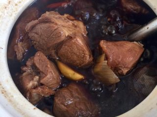 48、煲一锅好卤➕香卤牛肉,小火煲大概一个半小时，可以关火浸泡几小时让牛肉更入味。牛肉捞出后，卤水中杂质用漏勺捞干净，煮开放凉后再放入冰箱冷冻，下次卤肉可以再使用，越卤越香