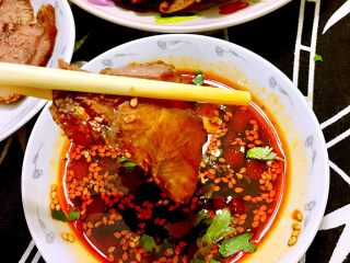 53、煲一锅好卤➕香卤牛肉,生抽陈醋白糖白芝麻辣油，配个调味汁，牛肉蘸点调味汁，整片放入嘴里，又香又嫩，简直太美了。