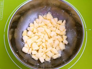 7、宝宝健康食谱 蛋黄动物饼干,把黄油和细砂糖简单搅拌一下,免得用打蛋器打发的时候砂糖飞溅