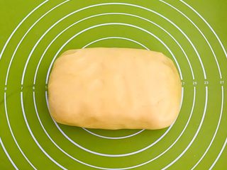 13、宝宝健康食谱 蛋黄动物饼干,揉成光滑的面团