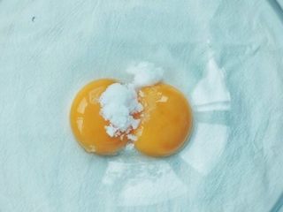 1、香芋戚风蛋糕,蛋黄蛋白分离，蛋黄中加5g白砂糖搅拌均匀