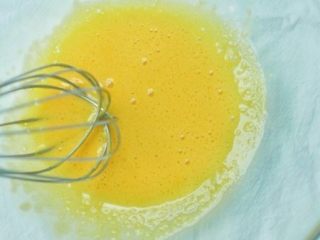 2、香芋戚风蛋糕,蛋黄中加入牛奶和植物油拌匀