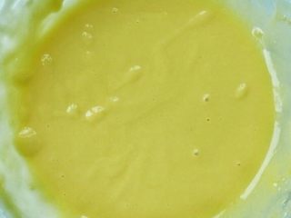 4、香芋戚风蛋糕,将蛋黄糊翻拌均匀放置一旁备用