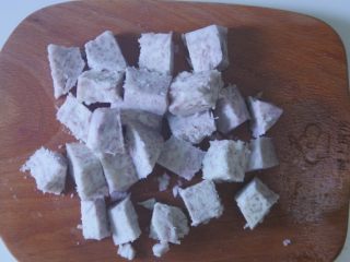 13、香芋戚风蛋糕,取20g蒸熟的芋头切小块，用于装饰表面