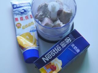 14、香芋戚风蛋糕,另外100g芋头加少许炼乳和淡奶油一起放入料理机，搅拌至光滑细腻可流动的状态