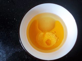 2、花生酥饼,2.将鸡蛋液,玉米油,白砂糖倒入碗中,(白砂糖的用量可以根据个人喜好添加)
