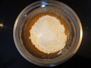 4、花生酥饼,4.筛入低筋面粉,泡打粉