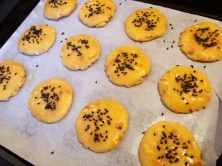 11、花生酥饼,11.再撒上黑芝麻点缀