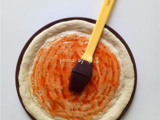 9、虾仁披萨,再刷上一层番茄酱；