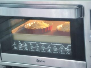 12、水果披萨,放入烤箱中层上下火190度，10-12分钟，奶酪融化表面上色即可。