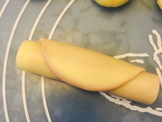 7、椰蓉开口酥,然后由下致上圈起。