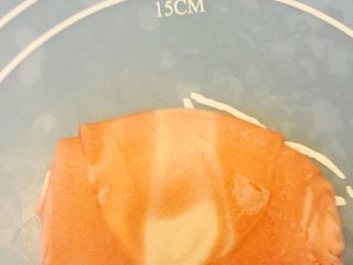 12、椰蓉开口酥,取一个面团用手按压。