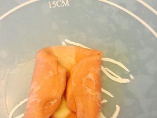 13、椰蓉开口酥,如图把两头往里折。