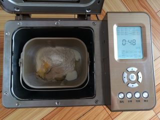 2、奶黄小餐包,主配方中所有的食材放入面包机里发面48分钟（发面包括和面和一次发酵）