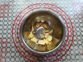 3、奶黄小餐包,面包机工作的时间可以开始做奶黄馅，先软化好黄油