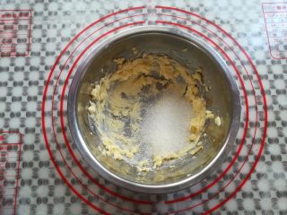 4、奶黄小餐包,黄油打发顺滑后加入白砂糖，再次打顺滑