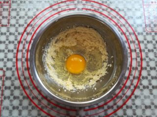 5、奶黄小餐包,加入一个鸡蛋