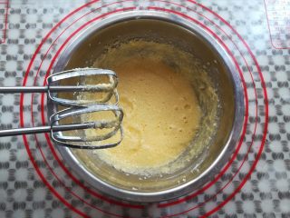 6、奶黄小餐包,低速慢打，注意不要打到油水分离