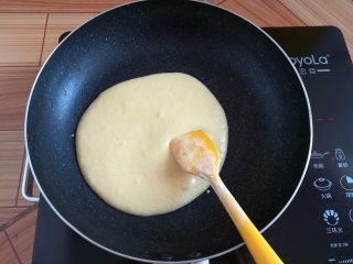 9、奶黄小餐包,把奶黄馅面糊倒入不粘锅里