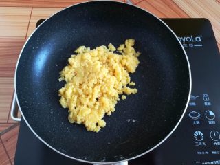 10、奶黄小餐包,小火慢慢翻炒到水份干一点关火盛出备用