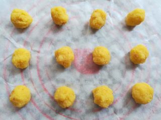 11、奶黄小餐包,把奶黄馅平均分成12个小球