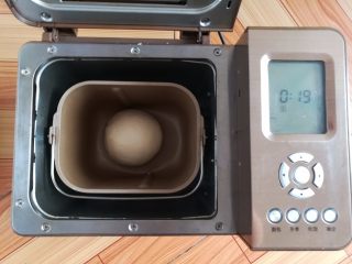 13、奶黄小餐包,稍微整理一下面团，收圆发酵20分钟