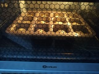 19、奶黄小餐包,面团放入烤箱发酵20分钟