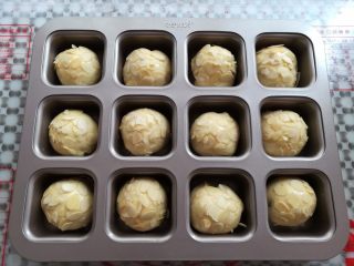 20、奶黄小餐包,面团发酵好后取出，在面团上刷一层薄薄的蛋液，撒上适量的杏仁片，预热烤箱上火130度，下火170度