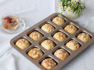 22、奶黄小餐包,面包烤熟后取出脱模放凉