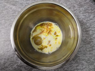 3、无油肉松蛋糕卷,蛋黄中，倒入牛奶，5克糖