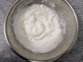 8、无油肉松蛋糕卷,蛋白放入45克糖，打发至硬性发泡