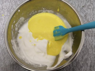 10、无油肉松蛋糕卷,再把蛋黄糊，倒入三分之二的蛋白中，切拌