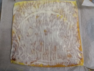 17、无油肉松蛋糕卷,抹上，沙拉酱