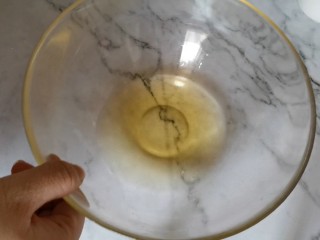 2、古早巧克力豆蛋糕????,将热油加热到85度以上，这一步的目的是为了把面粉烫熟