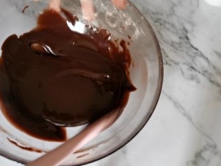 4、古早巧克力豆蛋糕????,拌到没有面粉颗粒即可