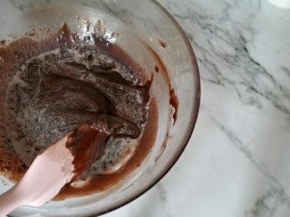 5、古早巧克力豆蛋糕????,分次加入牛奶