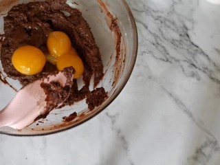 7、古早巧克力豆蛋糕????,分次加入蛋黄，拌匀