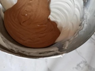 12、古早巧克力豆蛋糕????,将拌好的蛋糕糊倒入蛋白中，拌匀备用