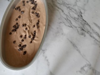 13、古早巧克力豆蛋糕????,倒入一半时可以撒一些巧克力豆