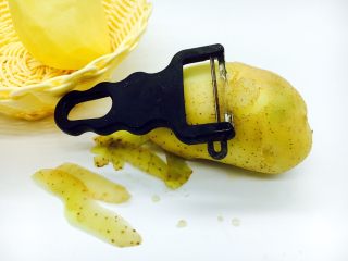 2、会跳舞的大土豆,土豆洗干净,削皮。