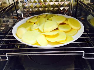 4、会跳舞的大土豆,放到蒸箱(蒸锅)里隔水蒸20分钟