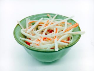 6、会跳舞的大土豆,蟹肉棒提前解冻,然后手撕成丝。