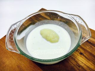 16、会跳舞的大土豆,把塑好的土豆放到牛奶面糊里“洗一个澡”。