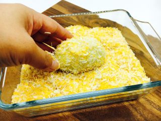 19、会跳舞的大土豆,把刚才洗完澡的土豆放在面包糠里,让它浑身沾满面包糠。