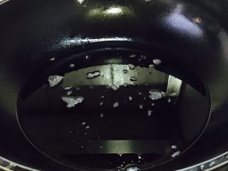 21、会跳舞的大土豆,开大火,锅热后放油,油量要大。