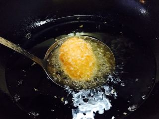 23、会跳舞的大土豆,当土豆炸成金黄色,表皮脆脆时捞出。