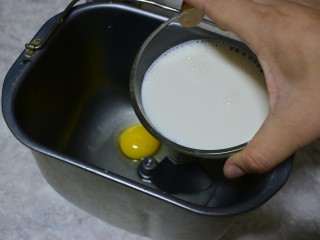 2、#甜食#花形椰蓉面包,牛奶