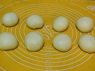 6、#甜食#花形椰蓉面包,面团揉匀后，平均分成8份，分别滚圆